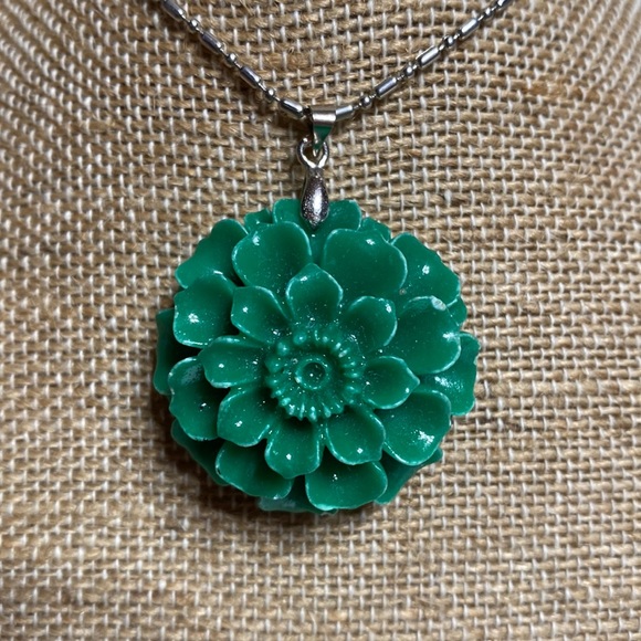 Jewelry - Green Resin Flower Pendant Necklace